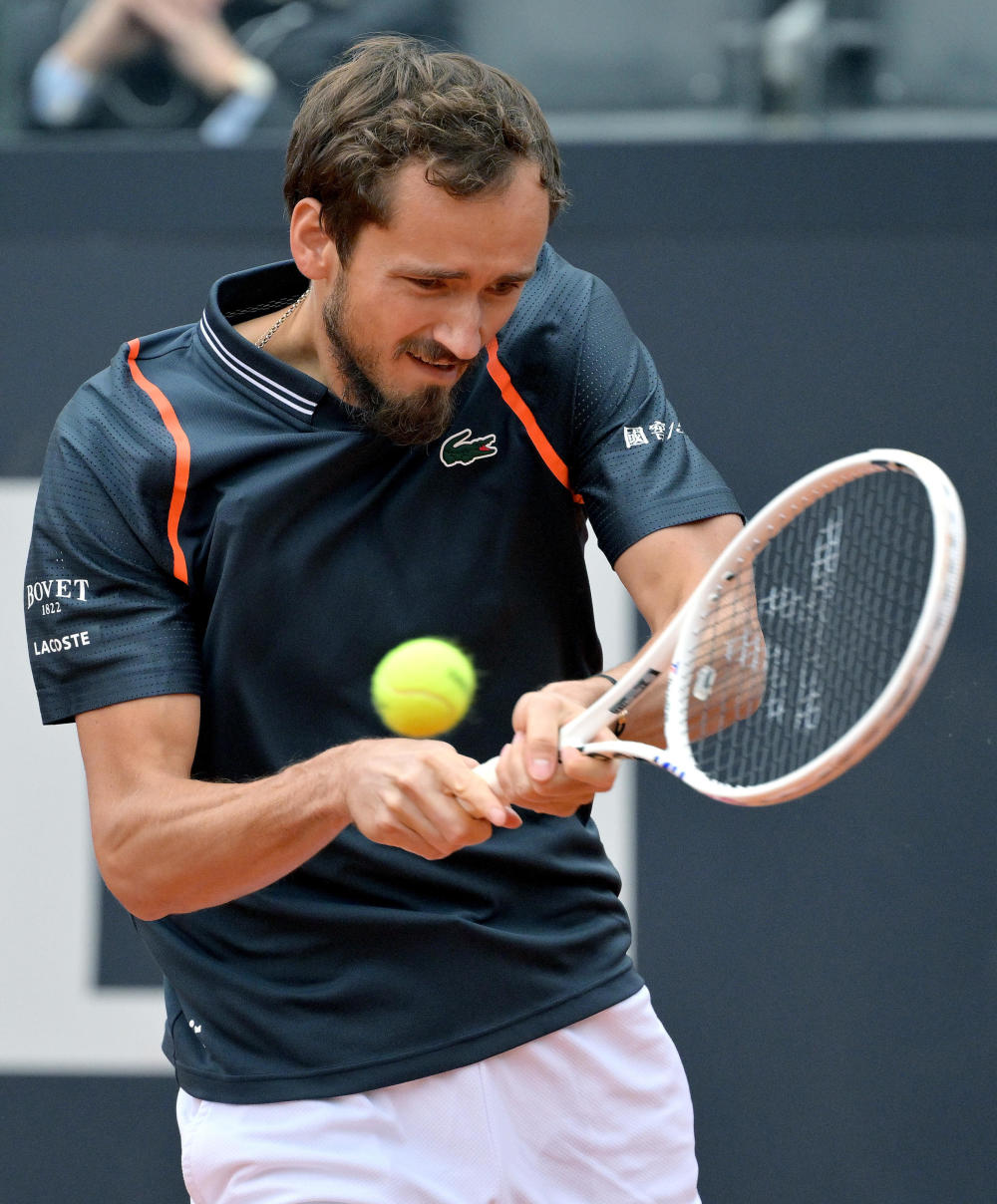 开云体育直播-意大利网球队绝地反击世界网球队，梅德韦杰夫惊艳世界的简单介绍