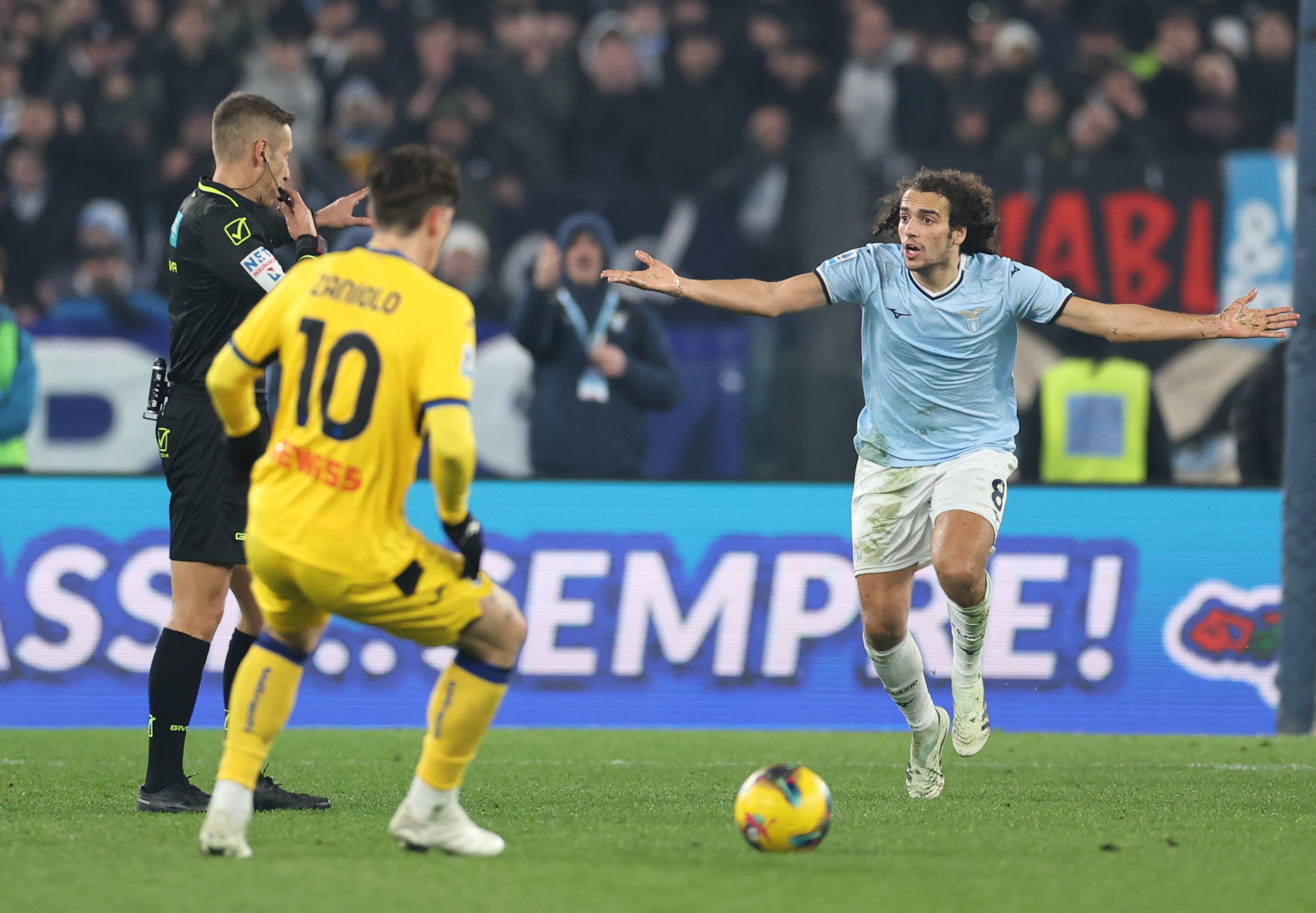 拉齐奥门将表现抢眼，帮助球队取得胜利