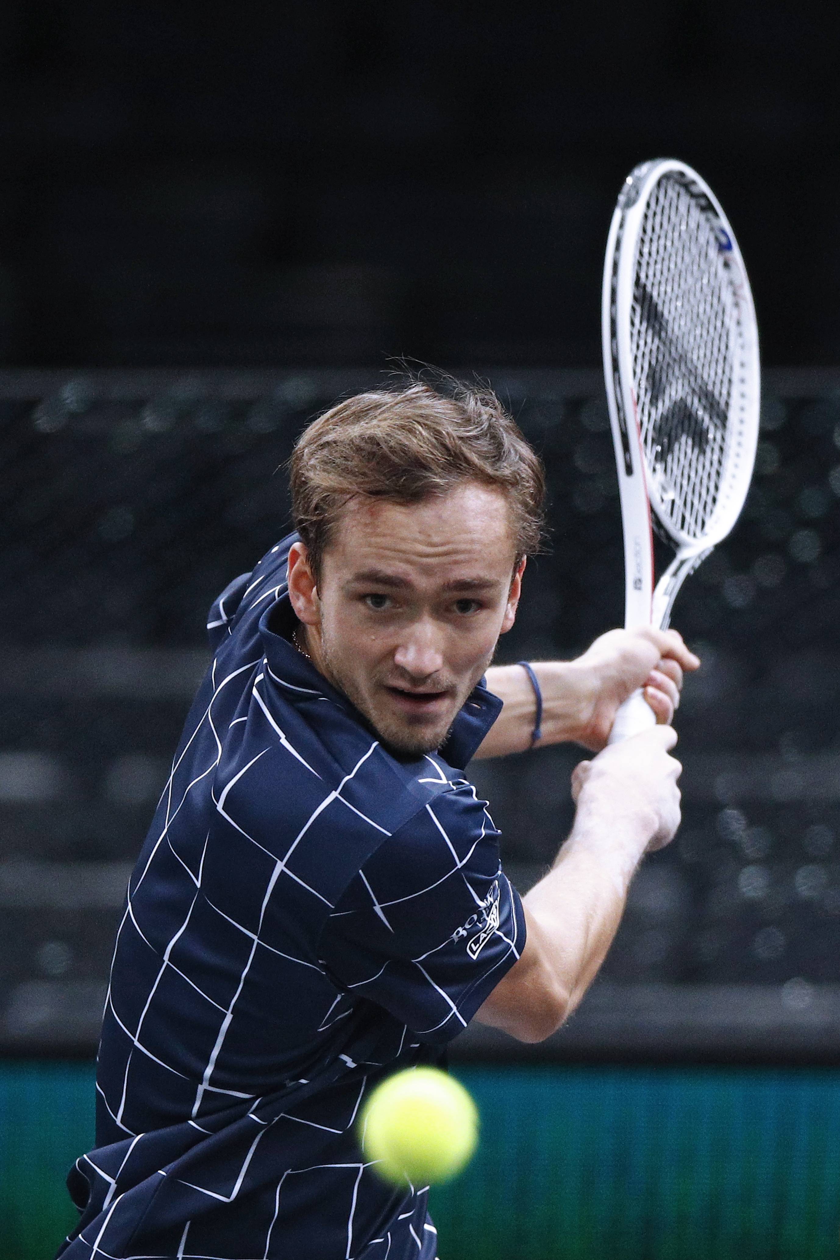 意大利网球队逆转英国网球队,梅德韦杰夫打破历史纪录的简单介绍 意大利网球队逆转英国网球队,梅德韦杰夫打破历史纪录的简单介绍