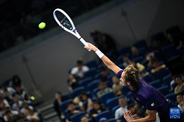 西班牙网球队血洗日本网球队，梅德韦杰夫制霸全场的简单介绍