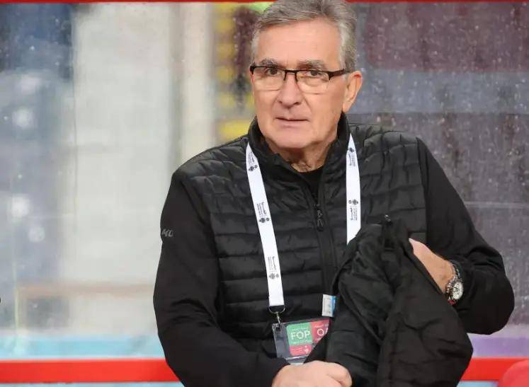 教练宣布退休，球队寻找新的指挥官