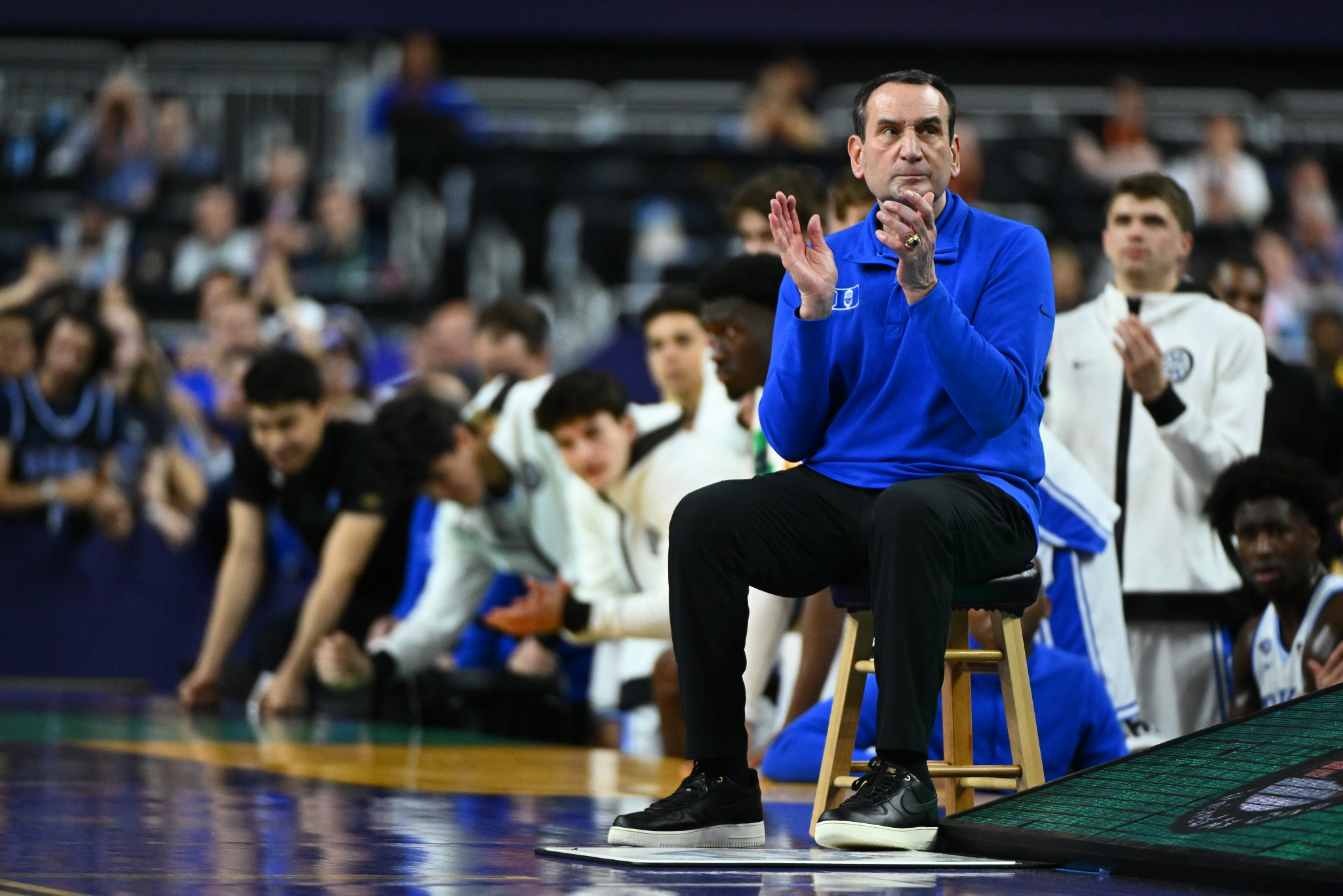 教练宣布退休，球队寻找新的指挥官