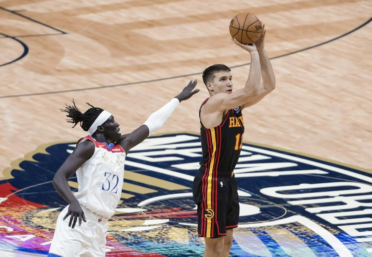 雄鹿遭遇老鹰围剿，遗憾失利