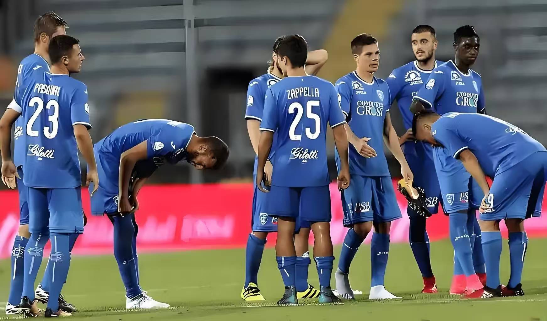 球队在比赛中流露出拼搏精神,彰显团队实力 球队在比赛中流露出拼搏精神,彰显团队实力