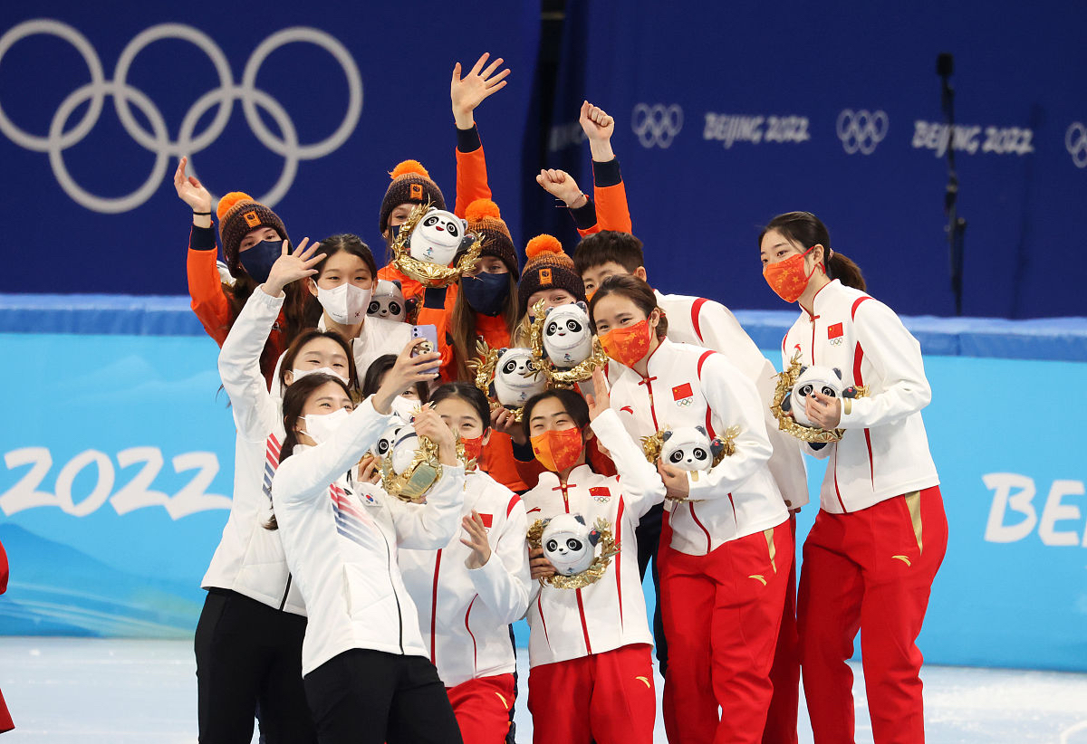 短道速滑领奖台璀璨夺魁感动落泪