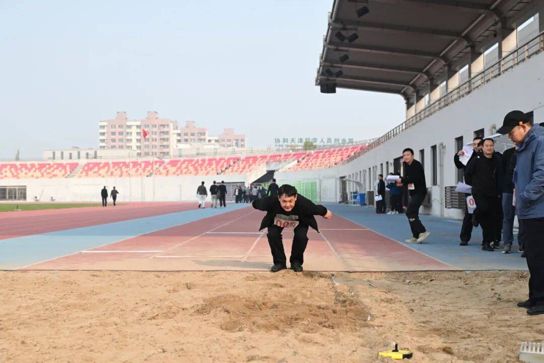 关于体能测试比赛中选手积极拼搏，展现实力的信息