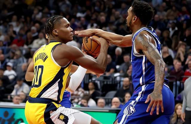 关于国王翻盘加拿大男篮，萨姆·米切尔完成帽子戏法的信息