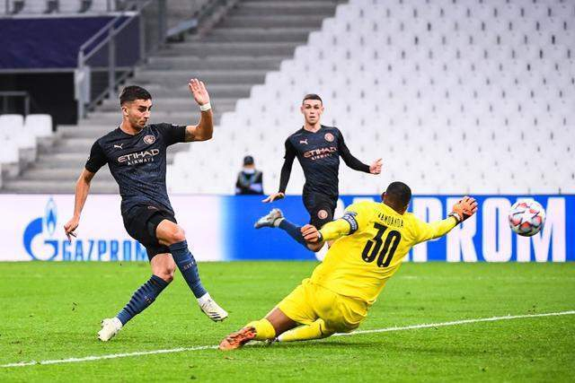 巴萨横扫曼城，托雷斯一己之力扛起全队