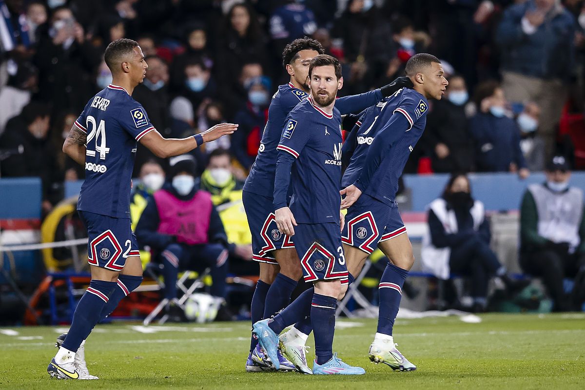 AC米兰轻取尤文，莱万制霸全场的简单介绍