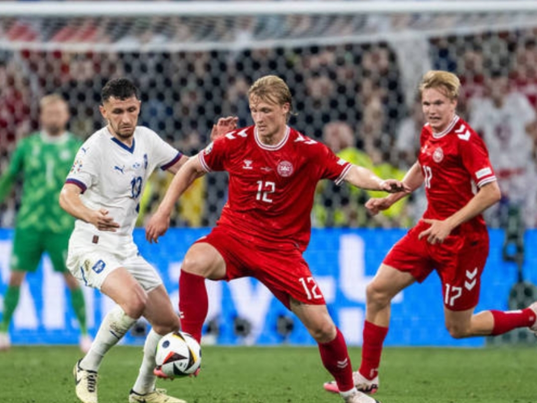 丹麦队在足球比赛中取得突破